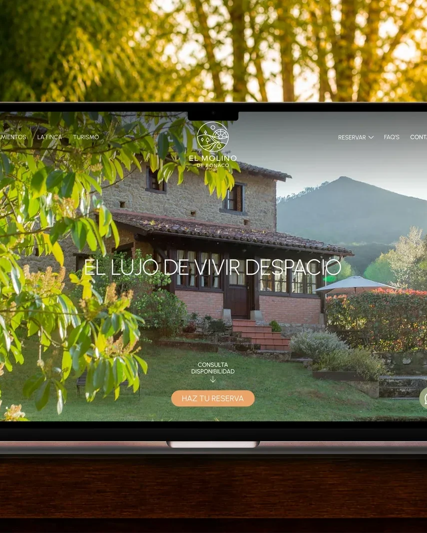 Web de El Molino de Bonaco presentada en un portátil, portada en formato vertical