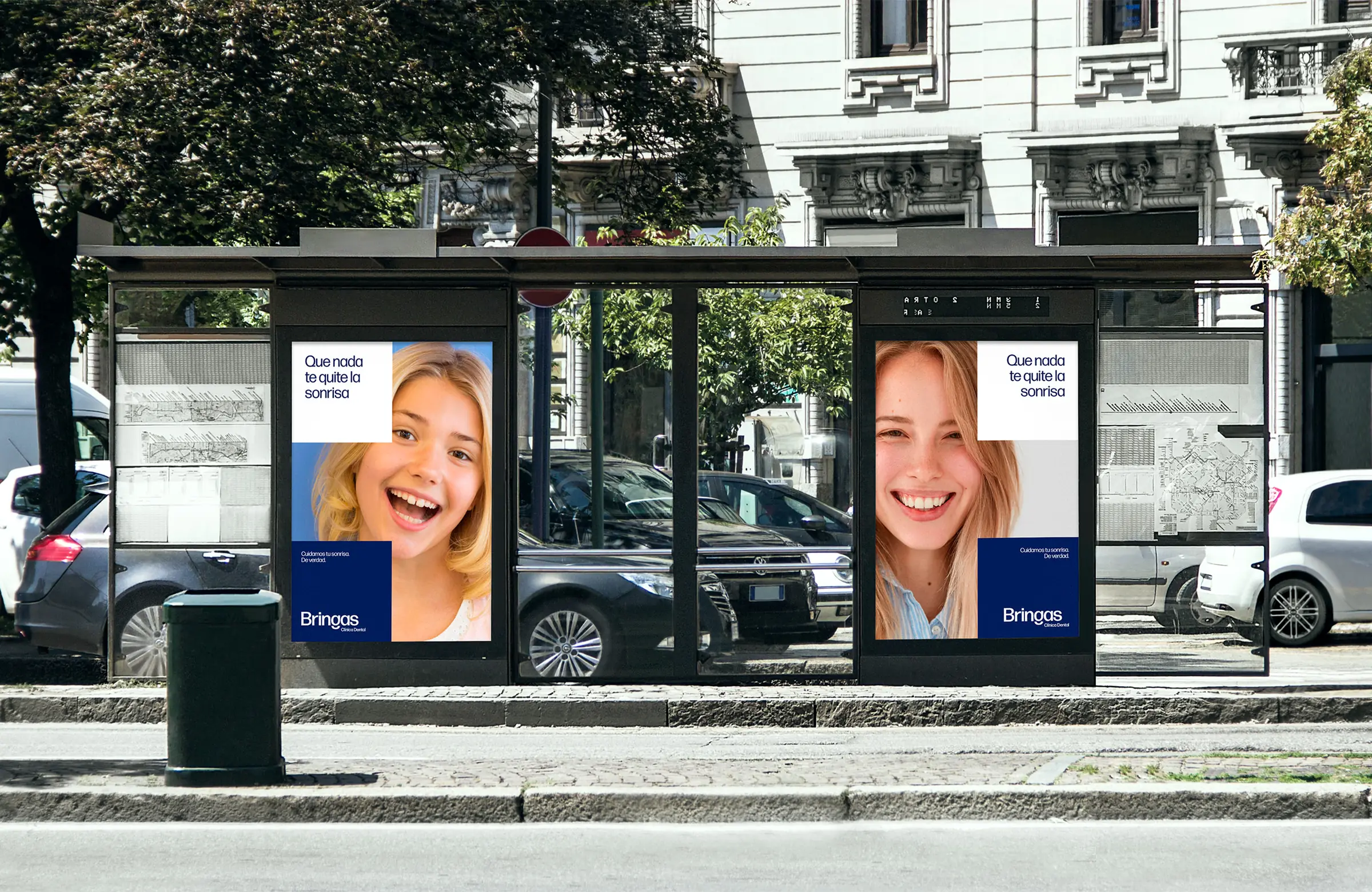 Mupis de Bringas Clínica Dental en una marquesina con el claim Que nada te quite la sonrisa
