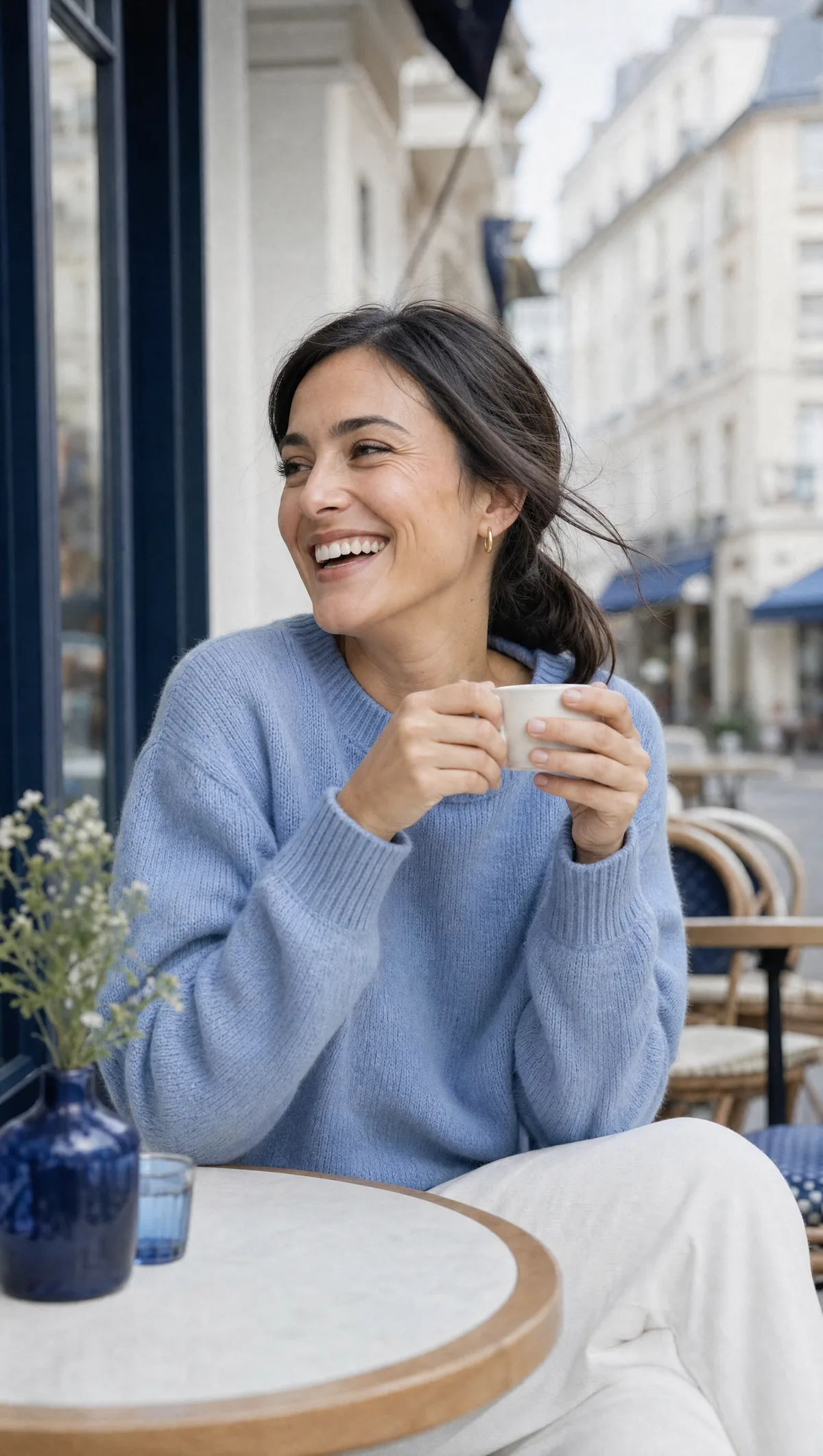 Paciente tomando un café en una terraza