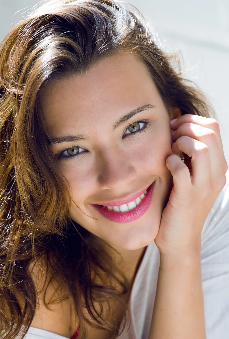 Mujer sonriendo con naturalidad